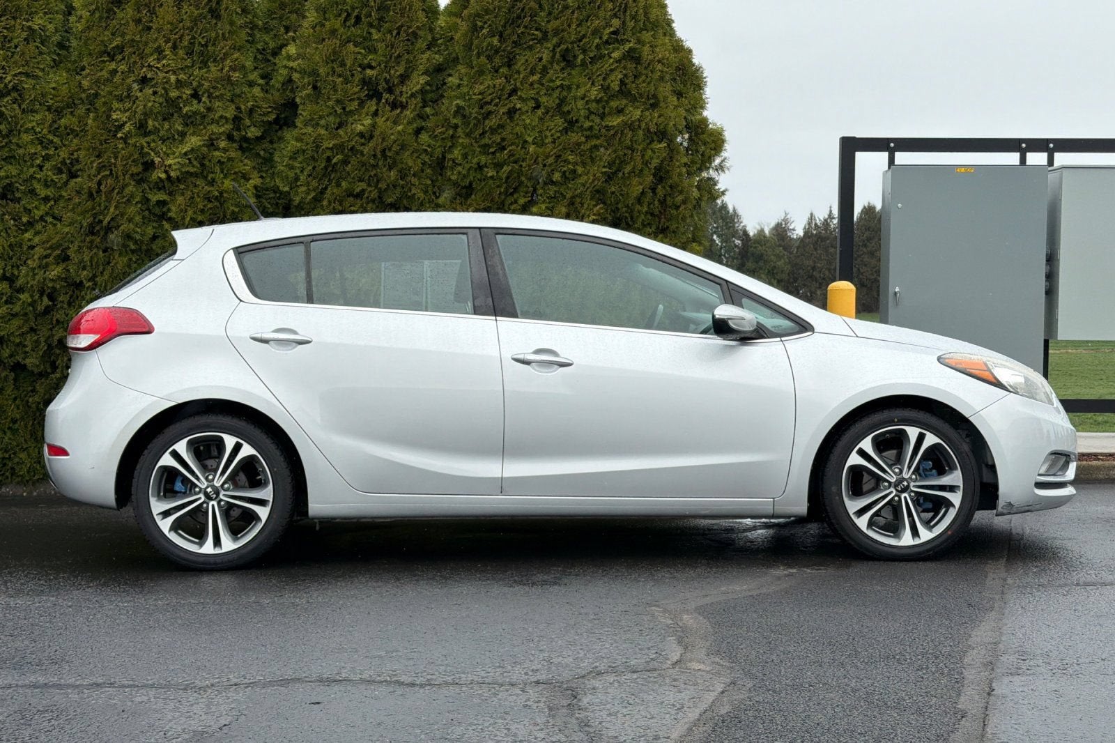 2016 Kia Forte 5-Door — rear three-quarter view