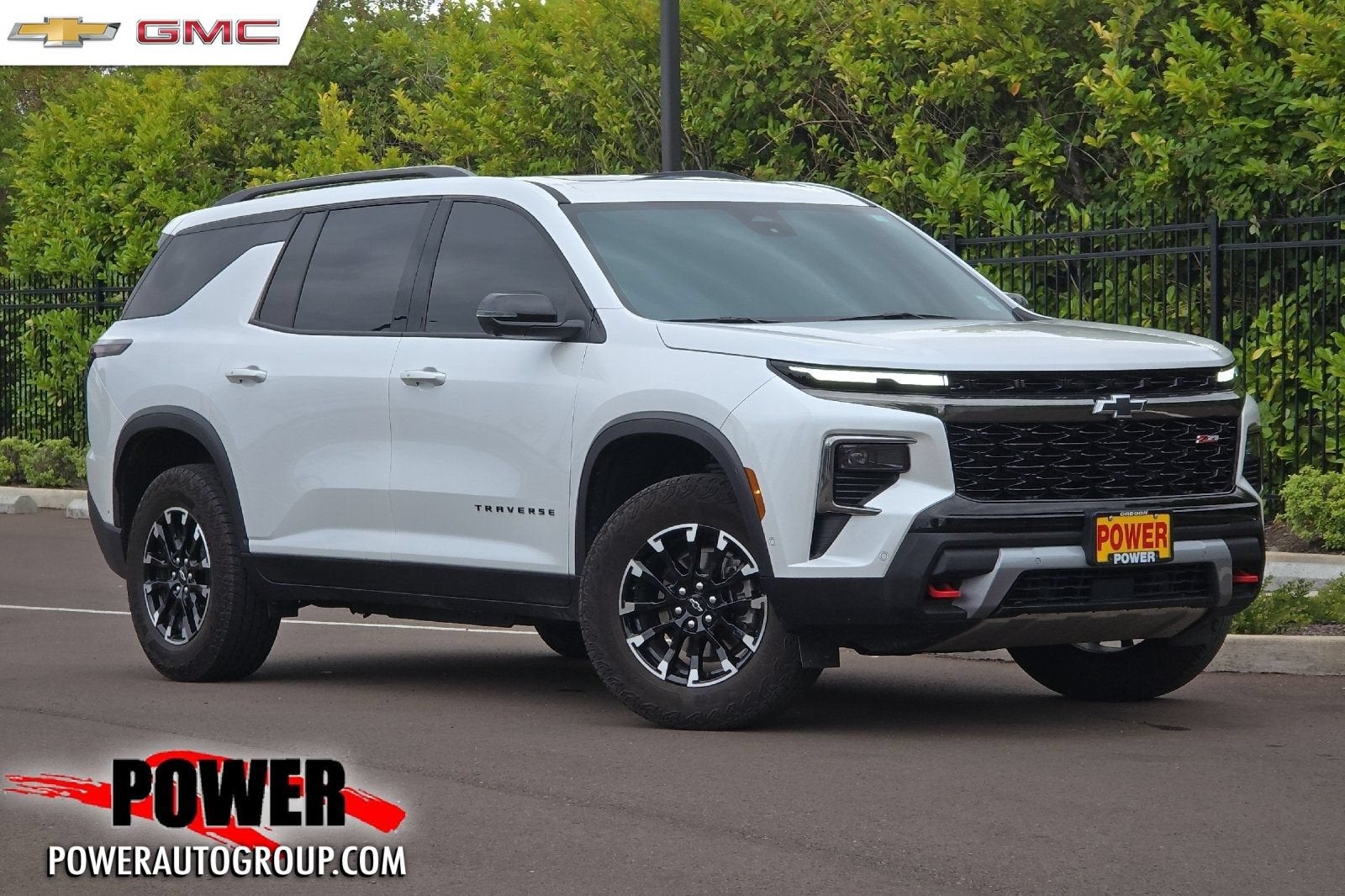 2024 Chevrolet Traverse Z71 in Iridescent Pearl Tricoat — front three-quarter view