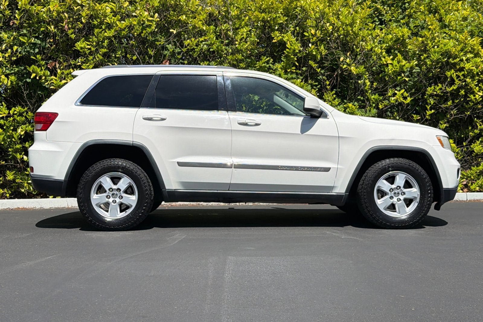 2011 Jeep Grand Cherokee — rear three-quarter view
