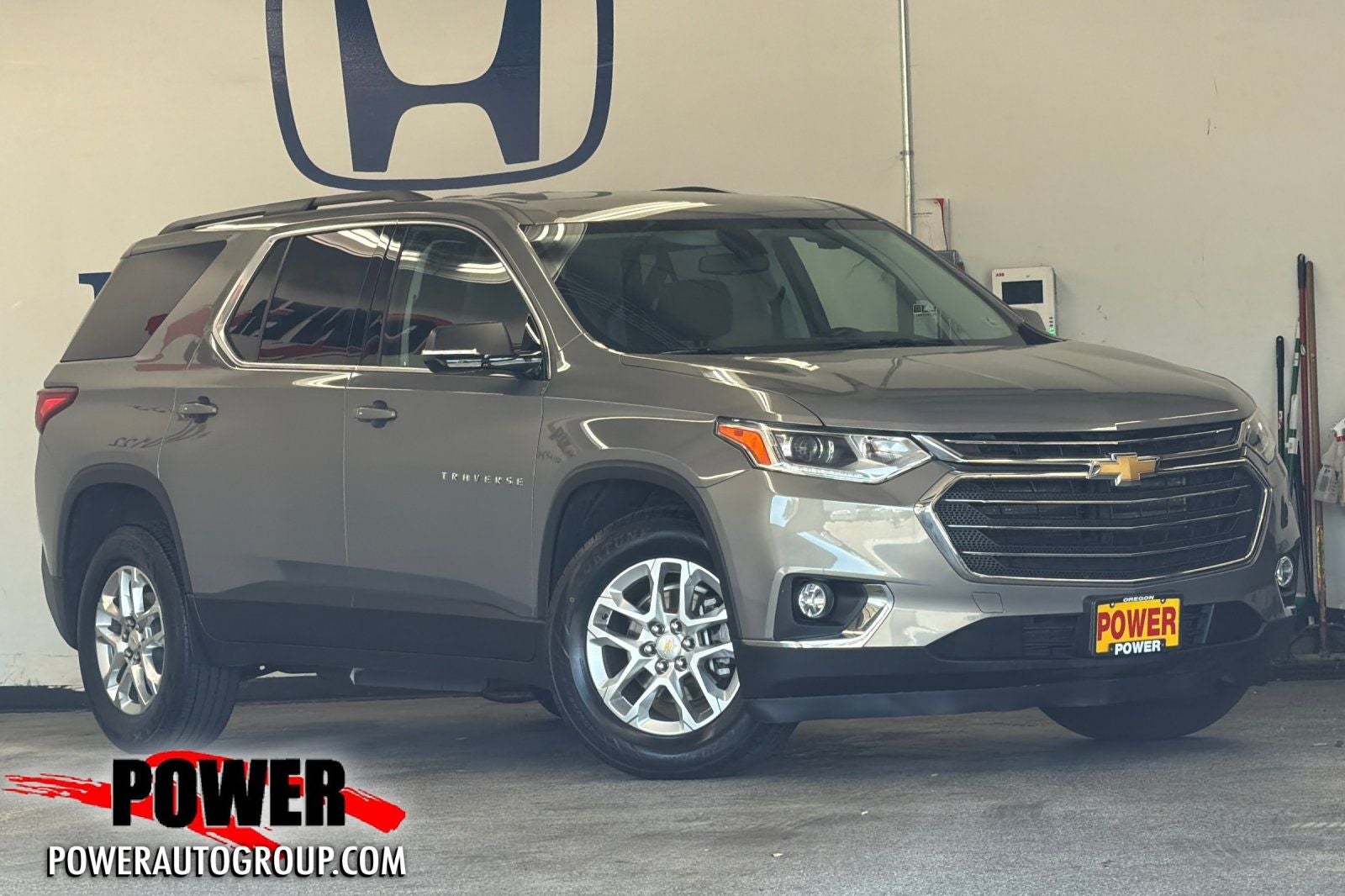 2019 Chevrolet Traverse LT Cloth w/1LT in Pepperdust Metallic — front three-quarter view