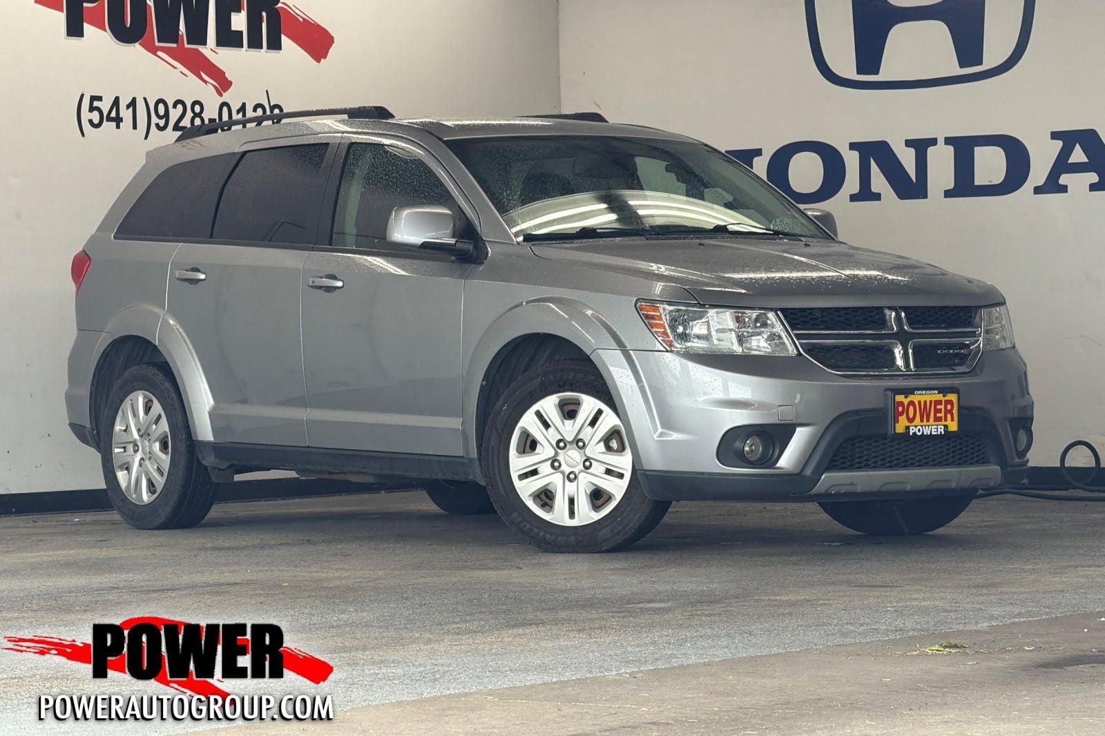 2019 Dodge Journey SE in Billet Clearcoat — front three-quarter view