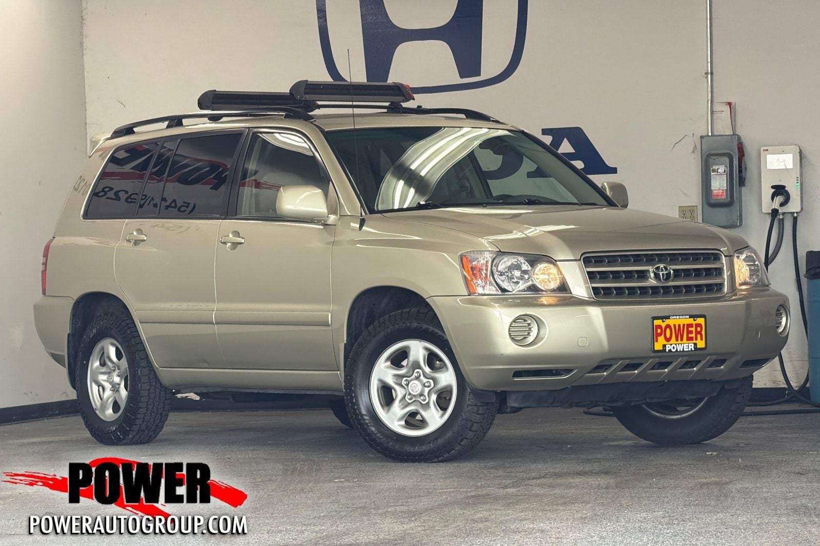 2002 Toyota Highlander V6 in Beige — front three-quarter view