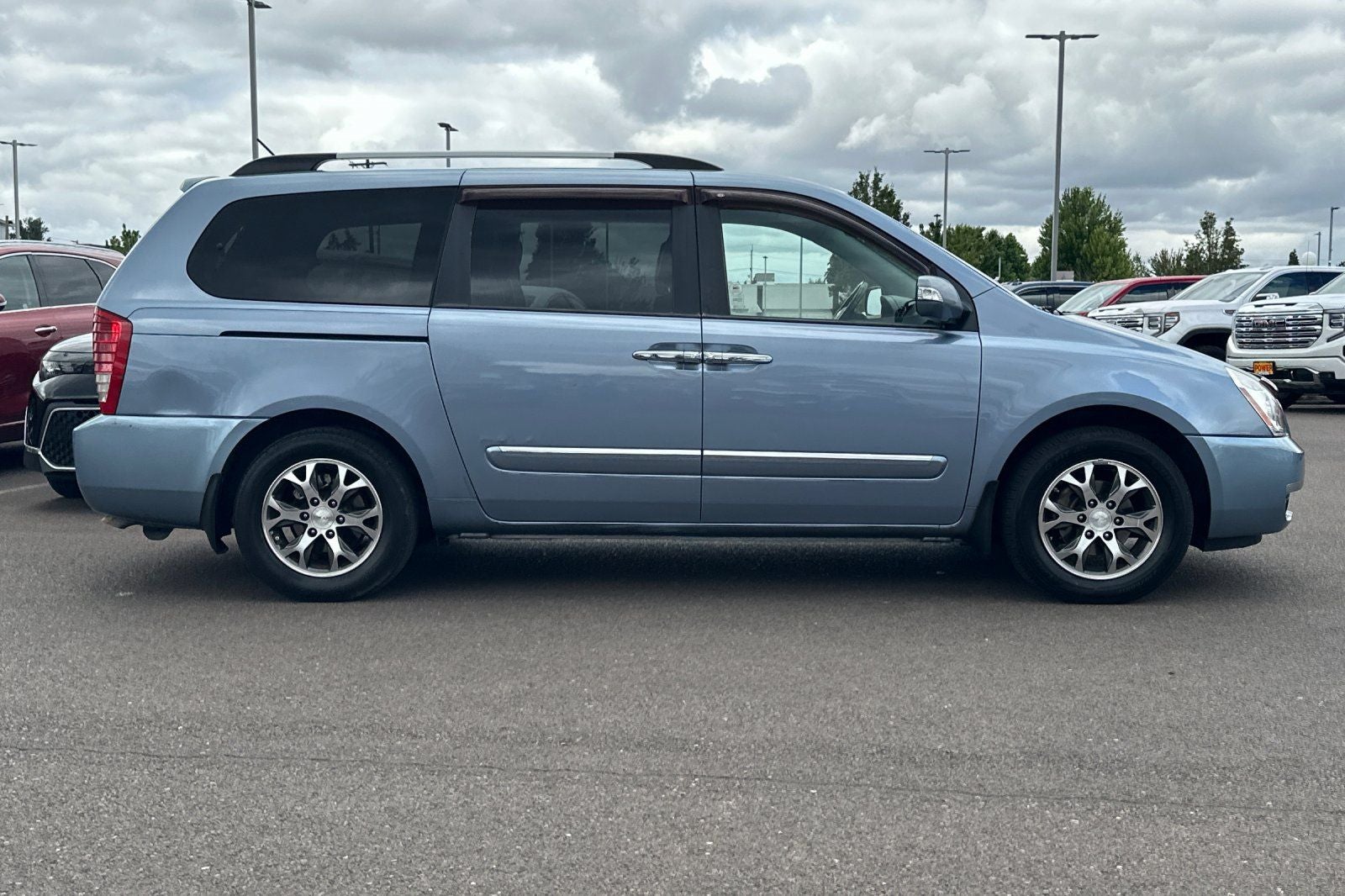 2014 Kia Sedona — rear three-quarter view